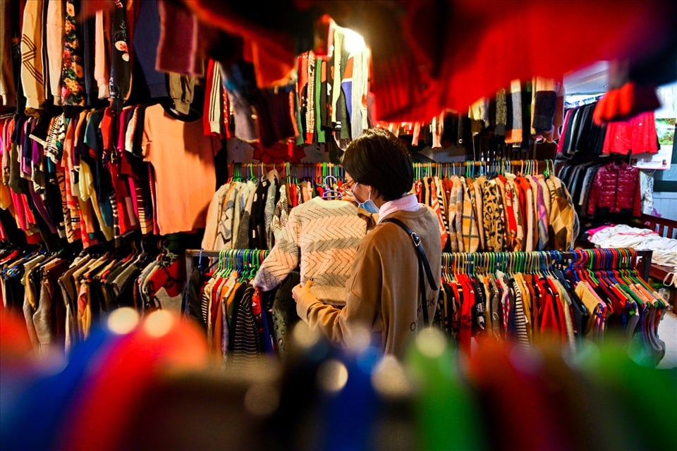 Mách bạn cách tìm nguồn hàng kinh doanh siêu dễ 4 Chợ đầu mối là nơi tụ tập một sô lượng lớn các mặt hàng, bạn có thể đến đây để tìm nguồn hàng kinh doanh yêu thích